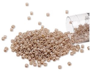 Seed beads, Delica 11/0, lys khaki, 7,5 gram. DB2105V